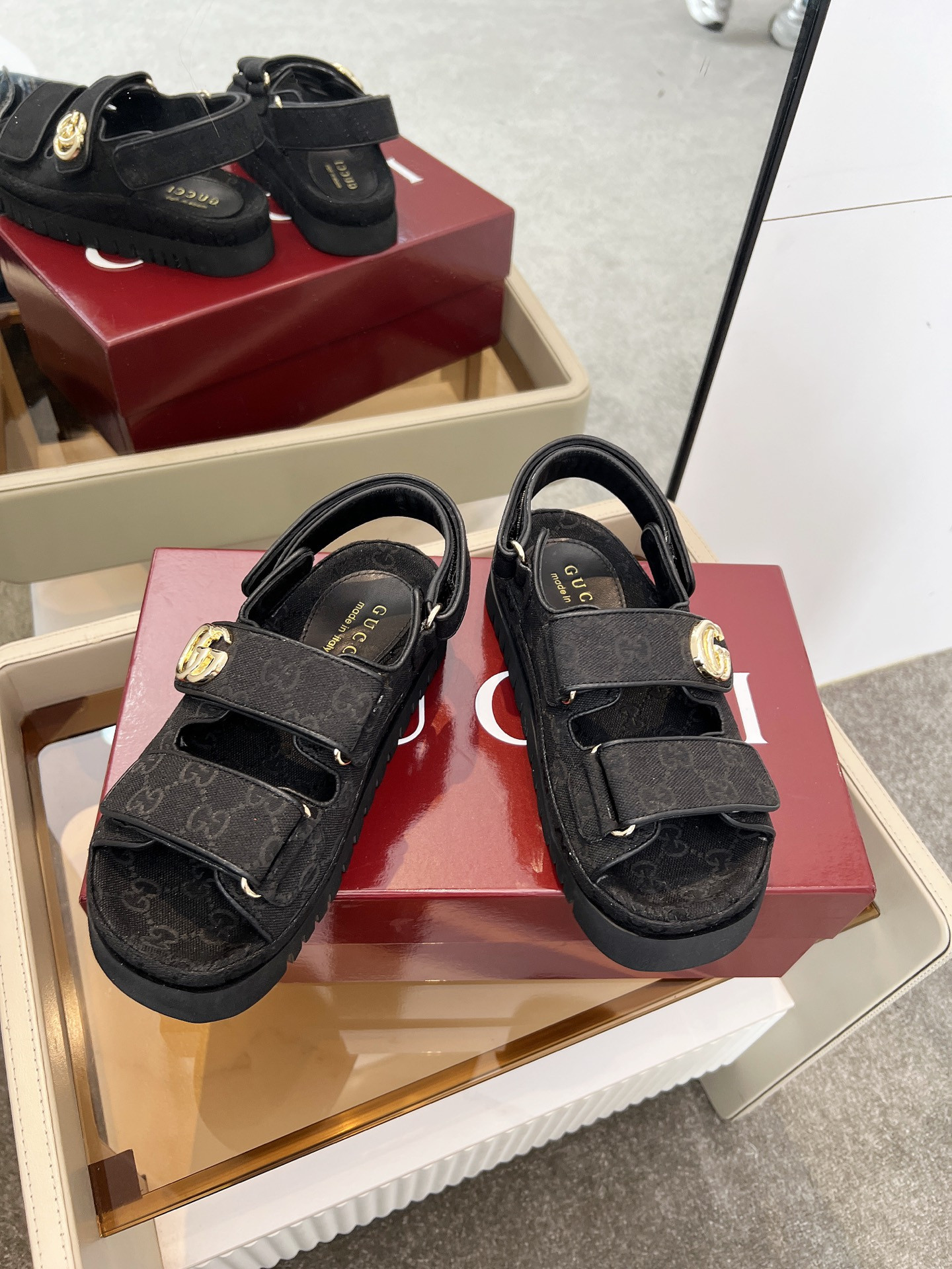 G*u*i sandals