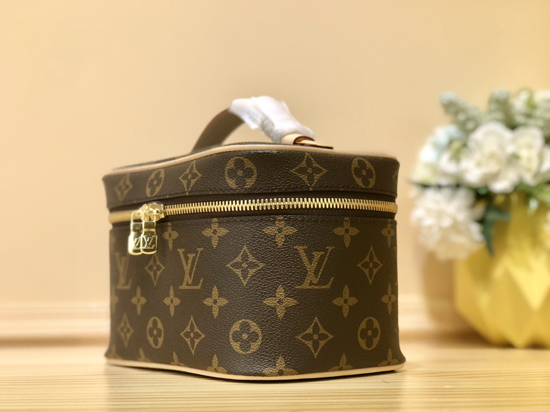 LVT PURSE GM
