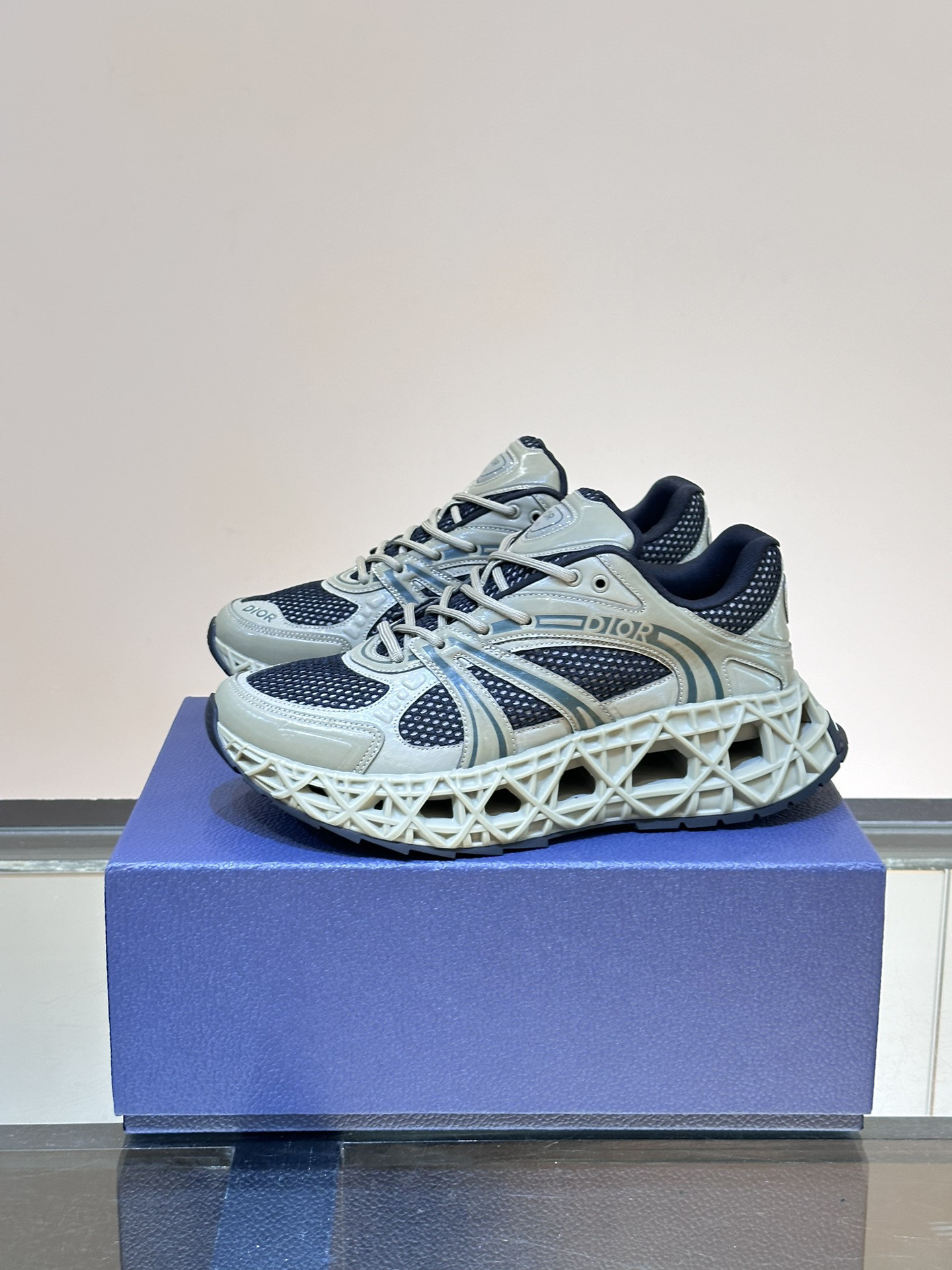 DIO* SNEAKER