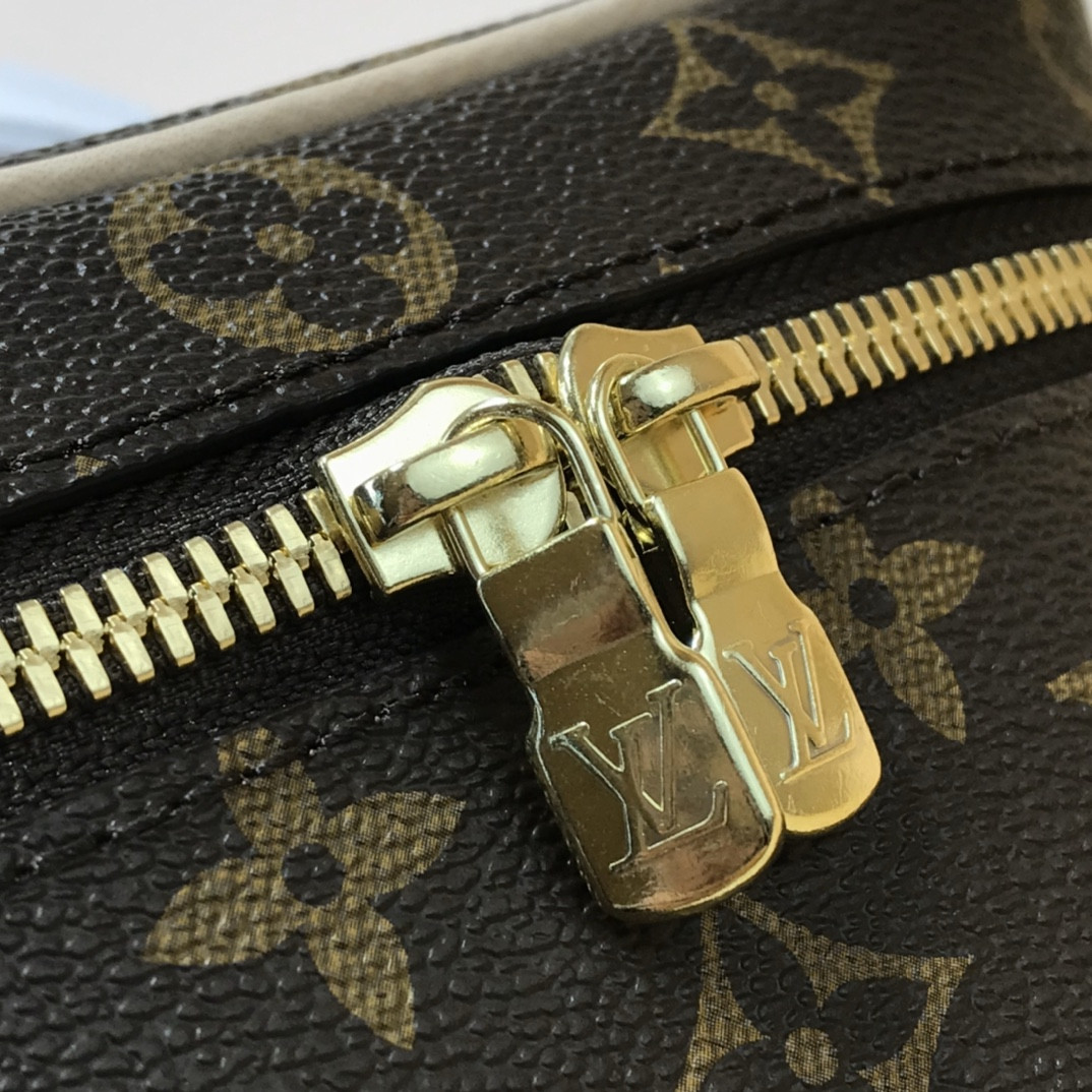 LVT PURSE GM