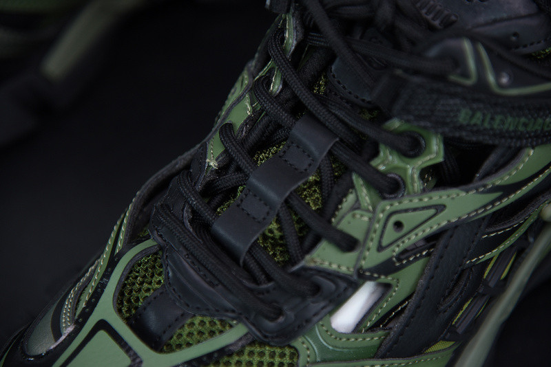 bc track sneaker