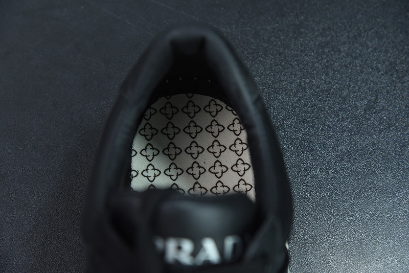 pr sneaker