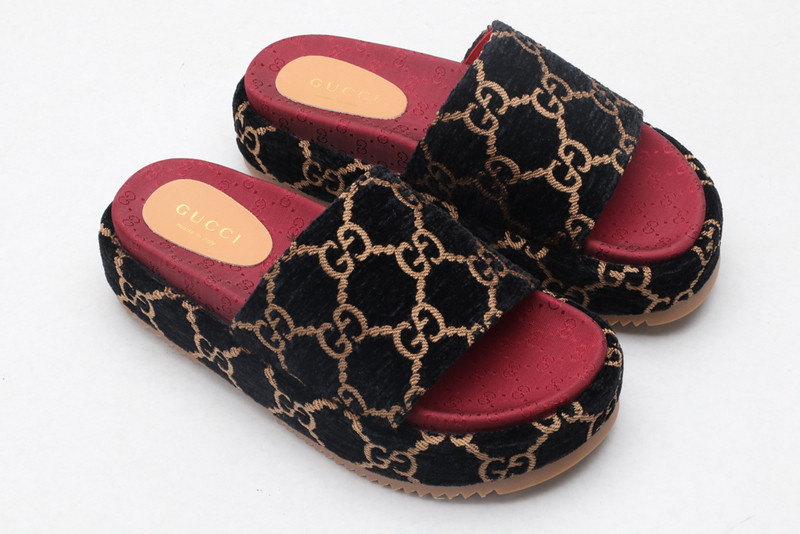 g*u*i sandals