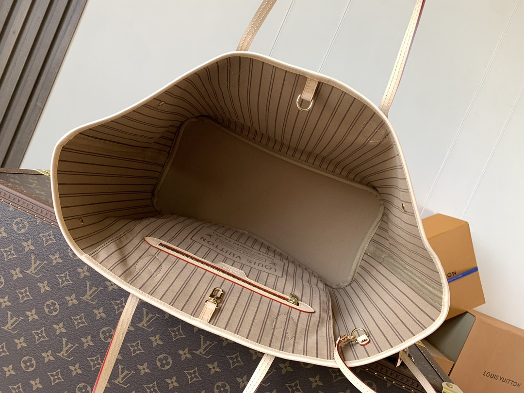 LVT PURSE GM