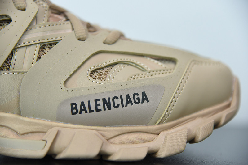 bc track sneaker