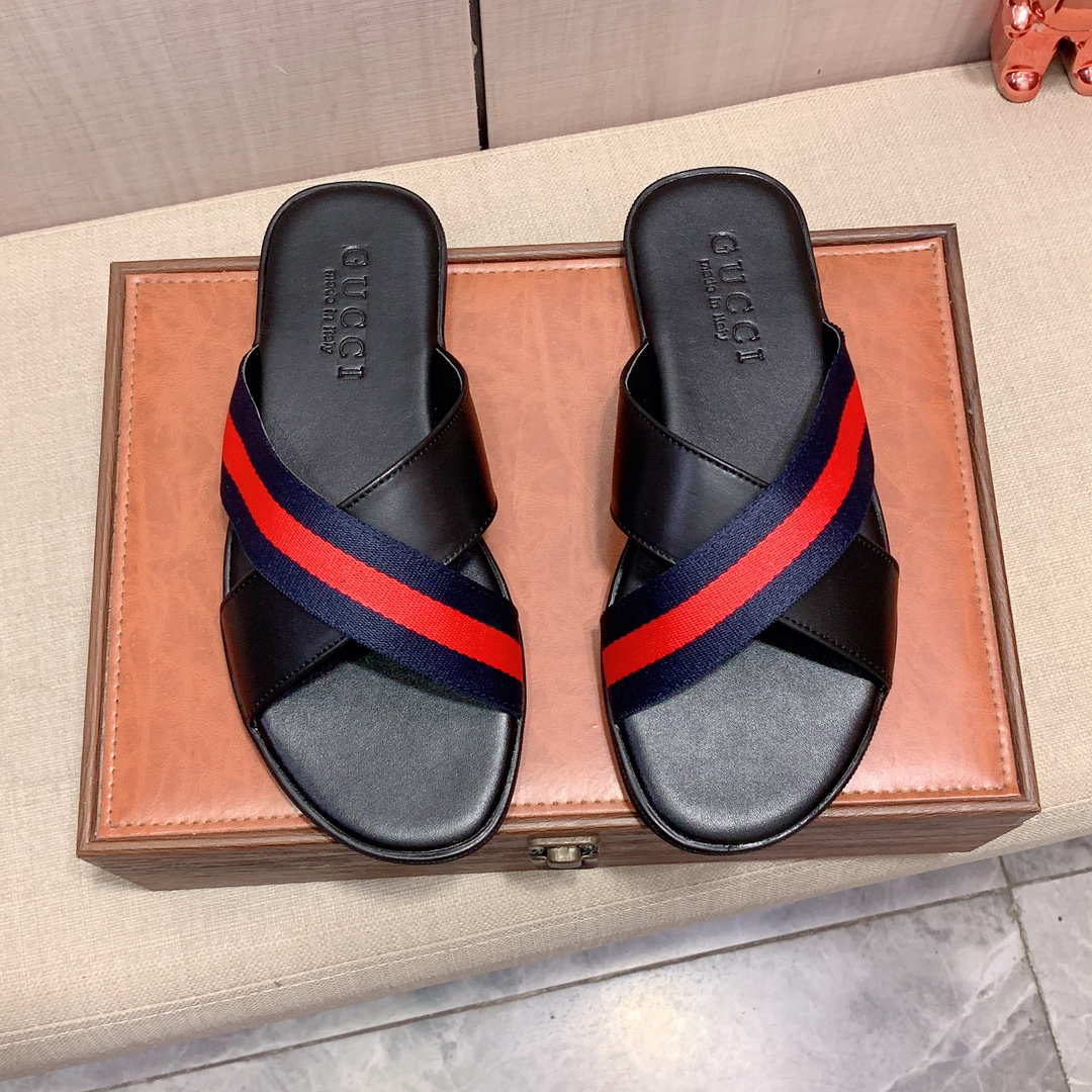 G*u*i sandals