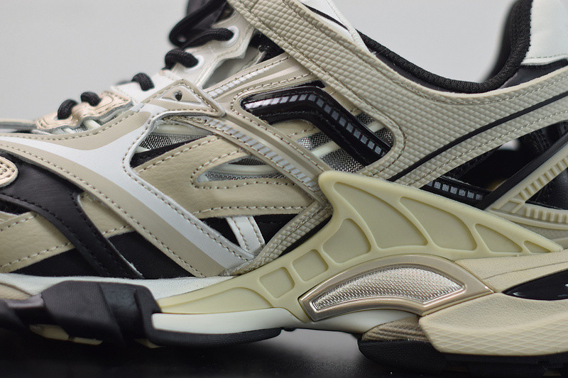 bc track sneaker