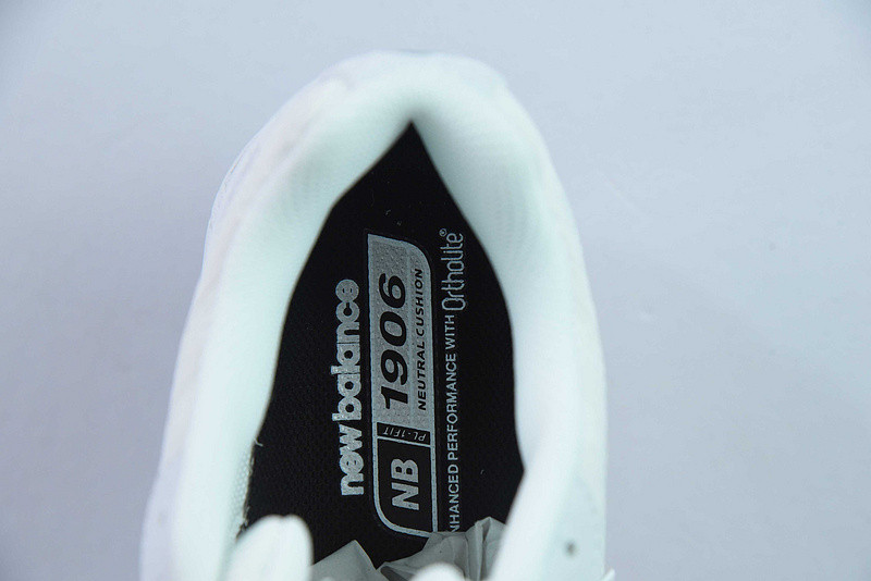 NEW BALANCE SNEAKER