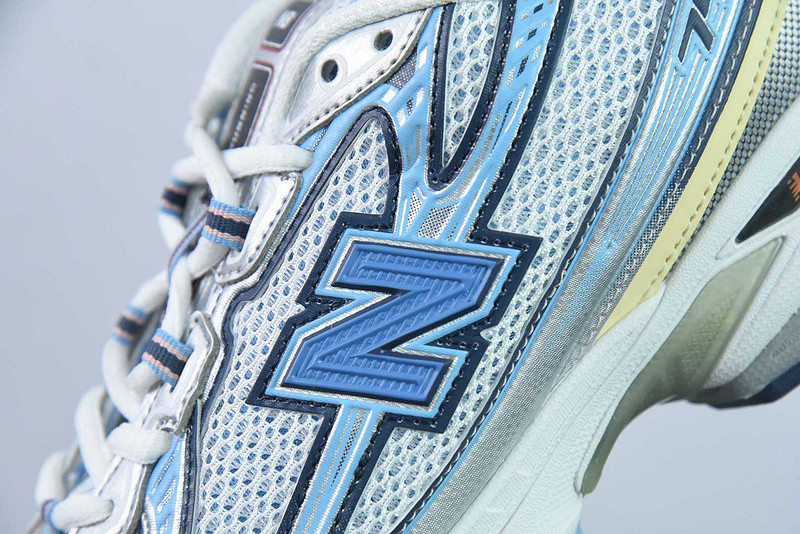 NEW BALANCE SNEAKER
