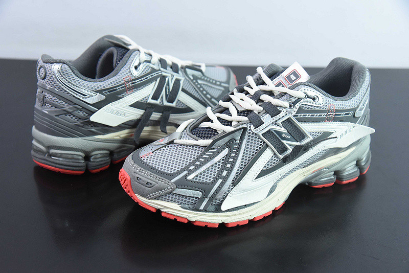 NEW BALANCE SNEAKER