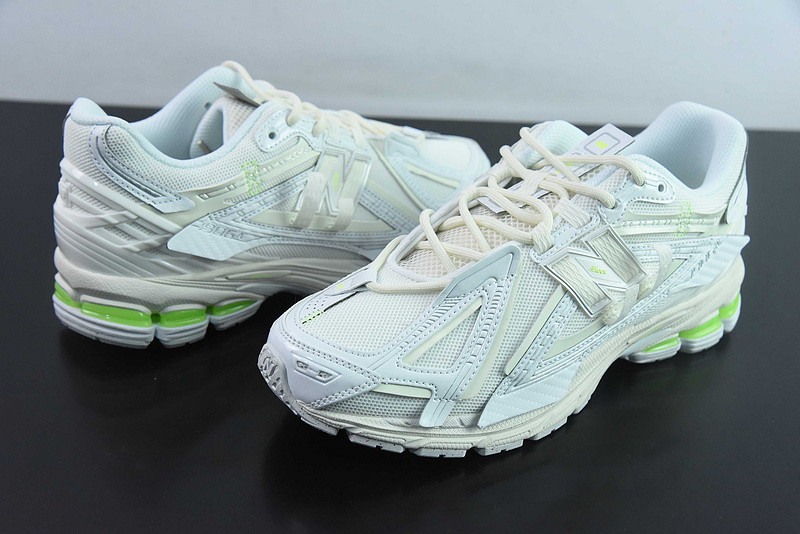 NEW BALANCE SNEAKER