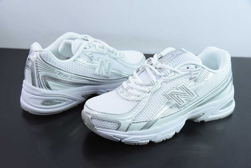 NEW BALANCE SNEAKER
