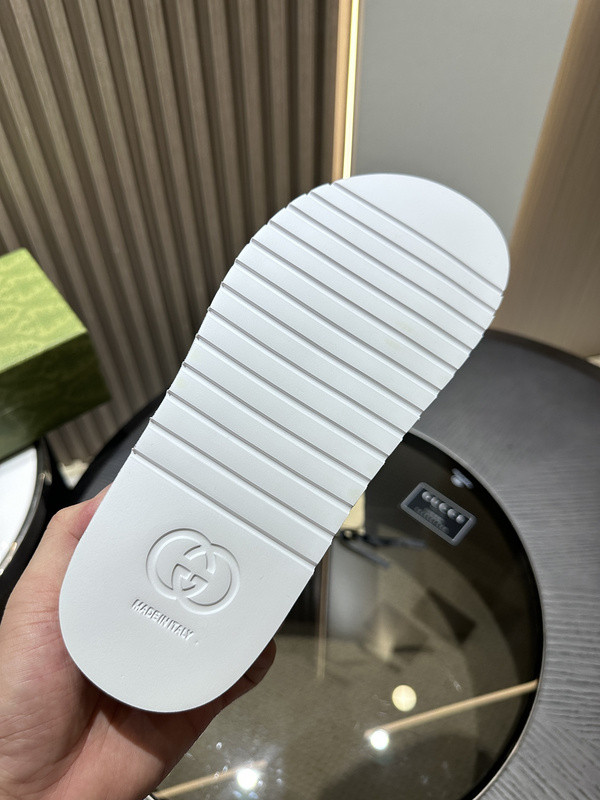 g*u*i sandals