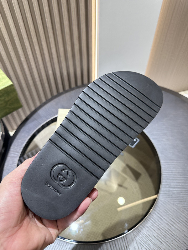 g*u*i sandals