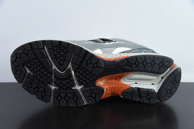 NEW BALANCE SNEAKER