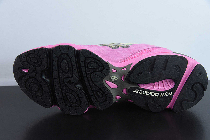 NEW BALANCE SNEAKER