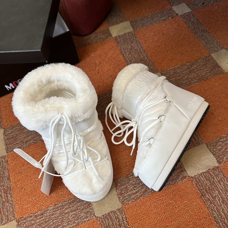 mOON bOOT