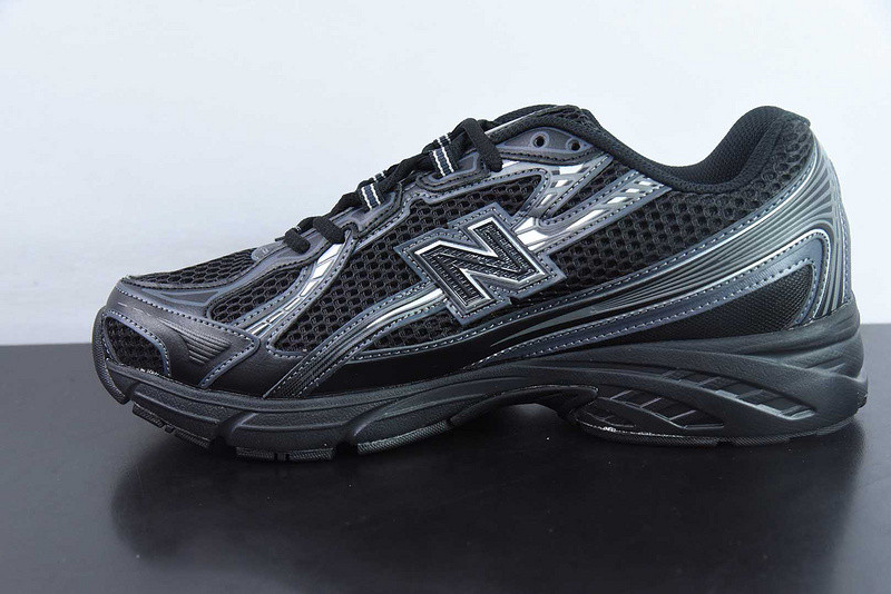 NEW BALANCE SNEAKER