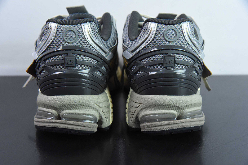 NEW BALANCE SNEAKER