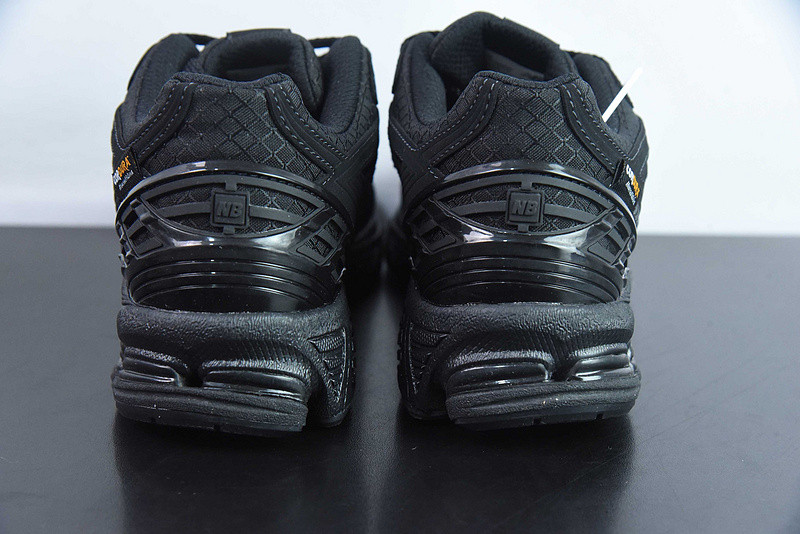 NEW BALANCE SNEAKER