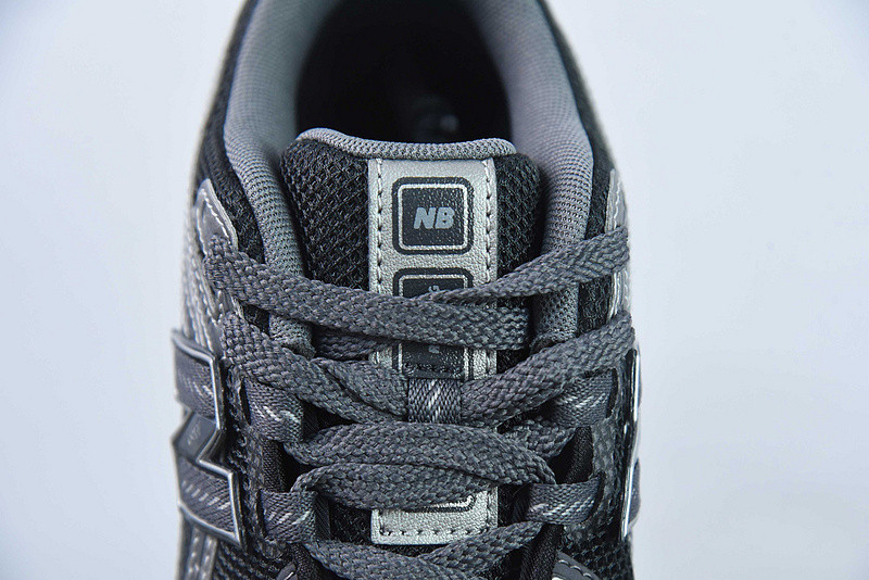 NEW BALANCE SNEAKER