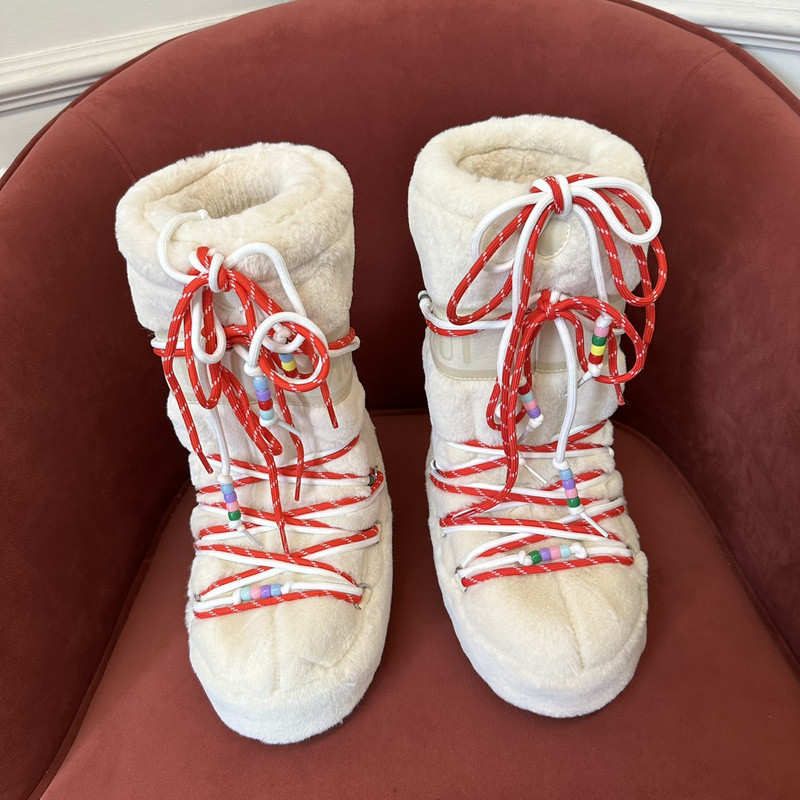 mOON bOOT