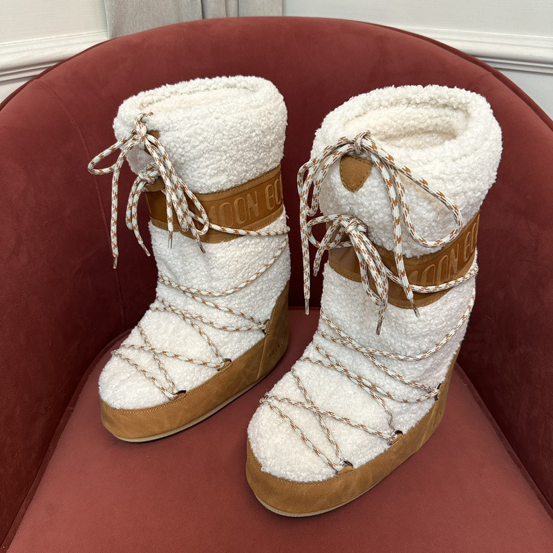 mOON bOOT