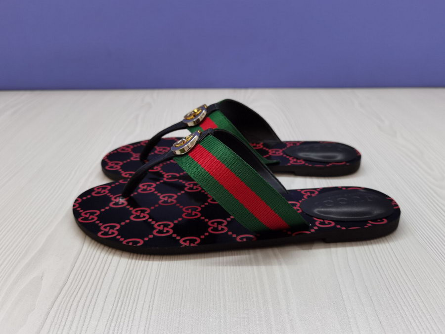 g*u*i sandals